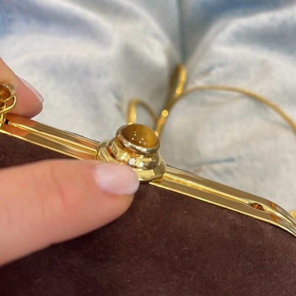 90s Vintage Brown hard clutch with gold hardware and tiny “diamond” - Picture 5 of 7